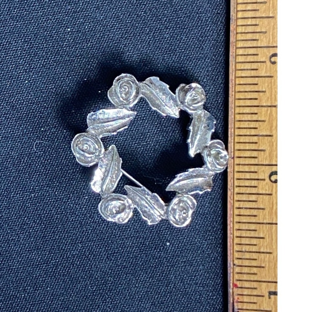 Silver Tone‎ Wreath Brooch Pin Floral Leaf Rose Design Vintage Jewelry Accessory